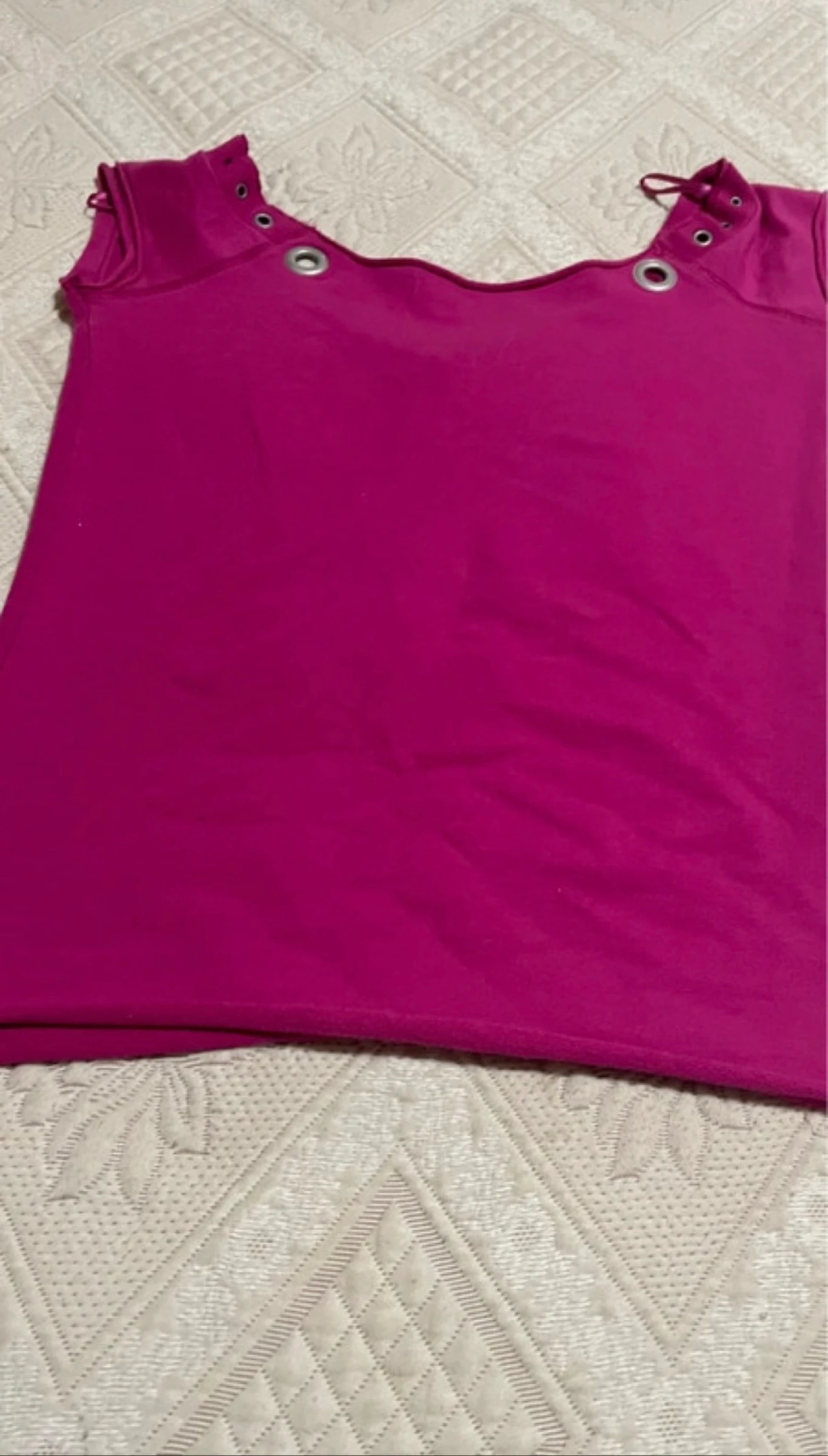 Camiseta Fúcsia Stradivarius / Magenta com Decote Amplo e Detalhes Metálicos – photo 5